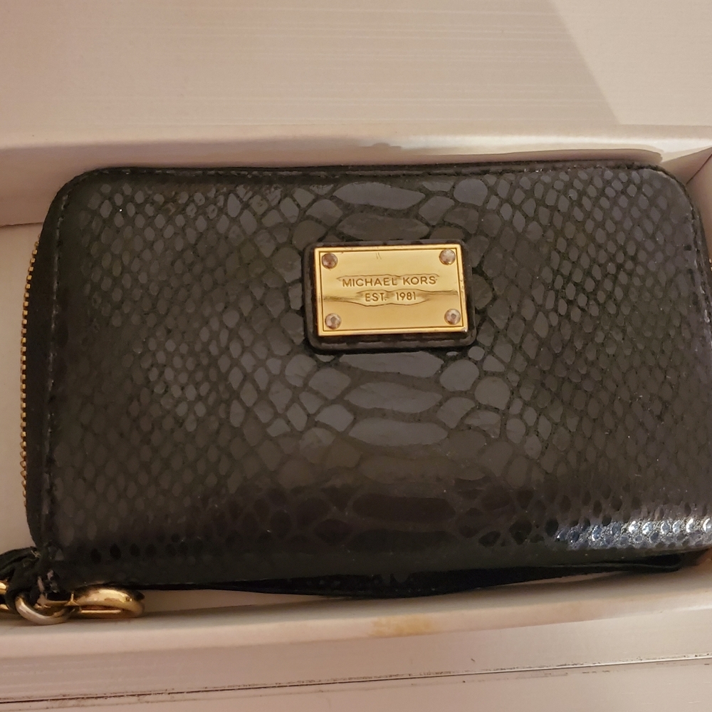 MICHAELkors zip wallet for apple iPhone